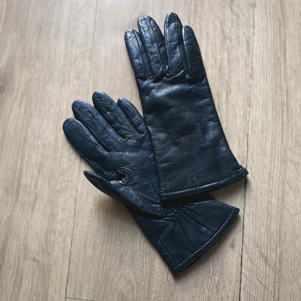 Men's Black Leather Gloves - Classic Winter Accessory